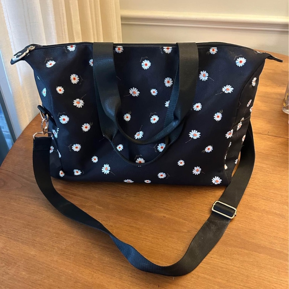 ✨BNWOT - Alice + Olivia Daisy Print Duffel Bag Adjustable Strap✨ - Picture 8 of 10